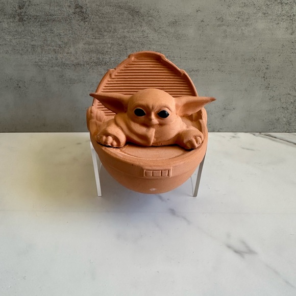 Chia Pet - Star Wars The Child Baby Yoda Floating Edition with Stand - Picture 3 of 11